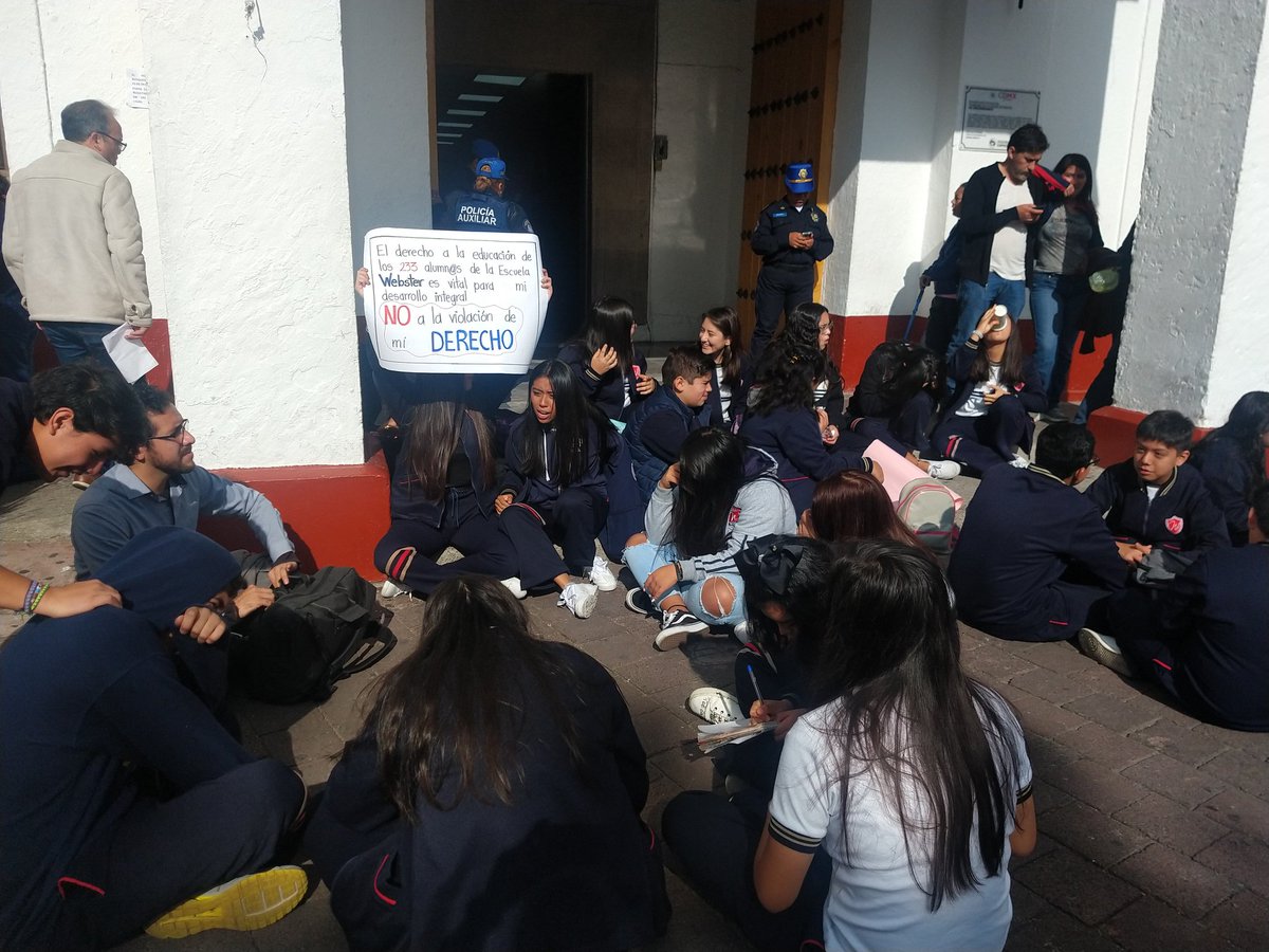 rbkreyes8's tweet image. Alumnos de @EscuelaWebster , exigiendo hagan su trabajo @Paty_OrtizC y @ALaMagdalenaC y no violen más su DERECHO a estudiar , estaremos aquí hasta que revisen los CUATRO puntos que argumentan y que ya resolvió la escuela @Claudiashein @inveacdmx