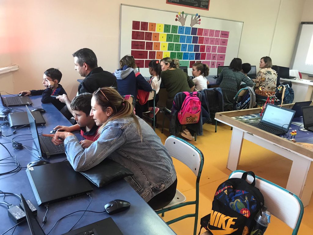 Bahcesehir22's tweet image. Avrupa’da 50’den fazla ülkenin katılımıyla gerçekleşen kodlama haftasını birinci sınıf öğrencilerimiz aileleriyle birlikte kodlayarak kutladı. “Aile-Çocuk Kodlama Etkinliği”mize katılan tüm velilerimize teşekkür ederiz ✨ #codeweek #BahçeşehirKodluyor #codeweekEU