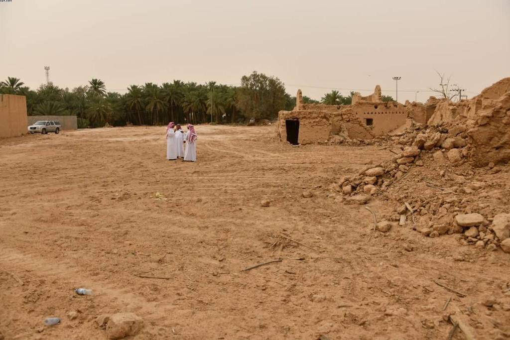 أهالي بلدة اليمامة في الخرج يطالبون بالتحقيق بعد هدم آثار ومعالم القرية التاريخية التراثية في اليمامة.
.
#السعودية #الخرج

.