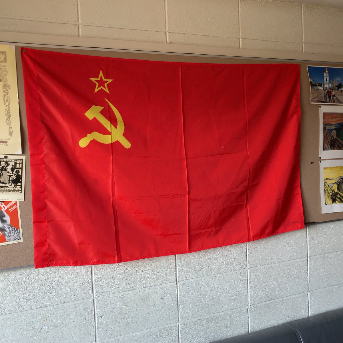 北海学園大学ロシア研究同好会 T Co Seavheojv2 詳しく説明させていただきますと 元々我々の部室の奥底には会の創設より代々受け継がれてきたとされるソ連国旗がありました 近年は同寸のロシア国旗 を飾っておりましたが今年の春に会長が急に