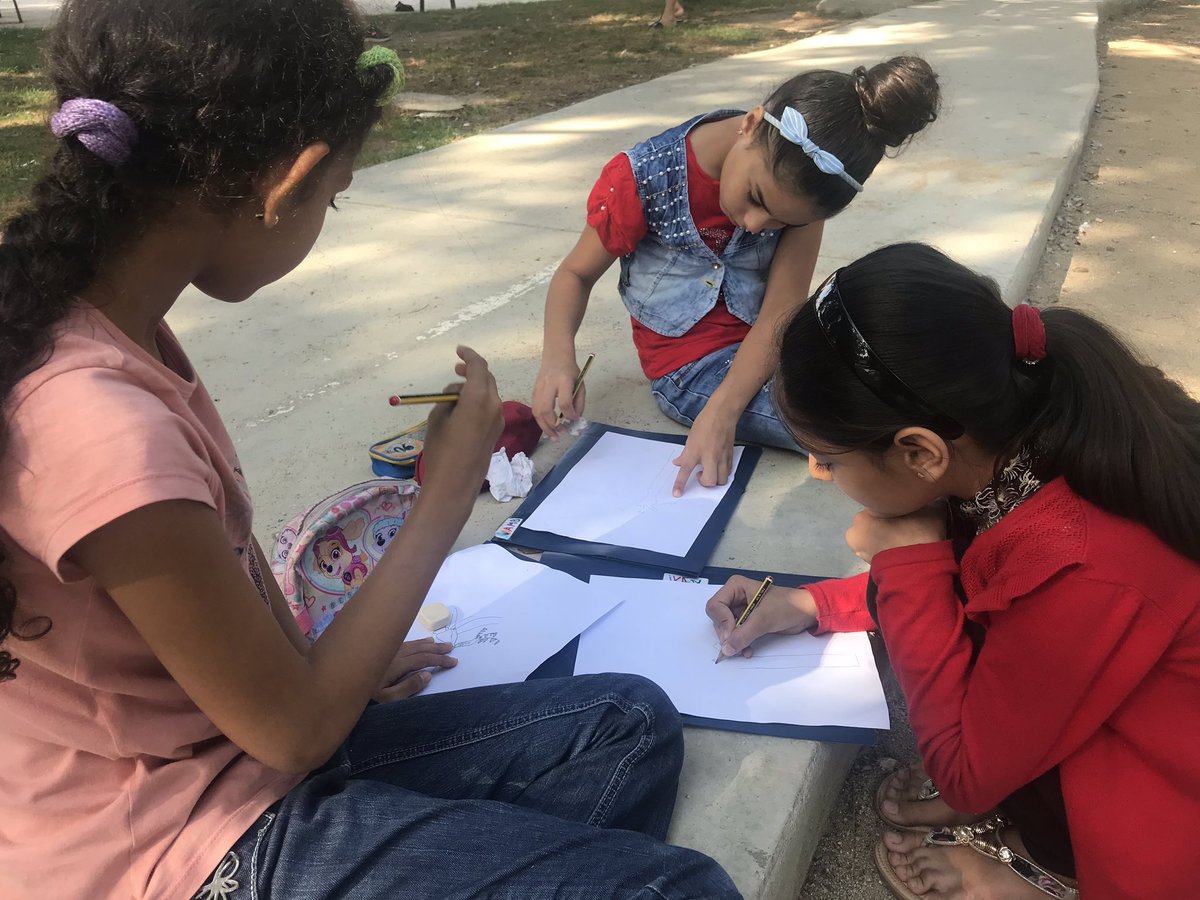 juls_tf's tweet image. Els alumnes de #3r i #4rt de @EscolaSaavedra hem sortit al #parcsaavedra per fer un dibuix realista d’un arbre.
#artistes #educacióartística #natura