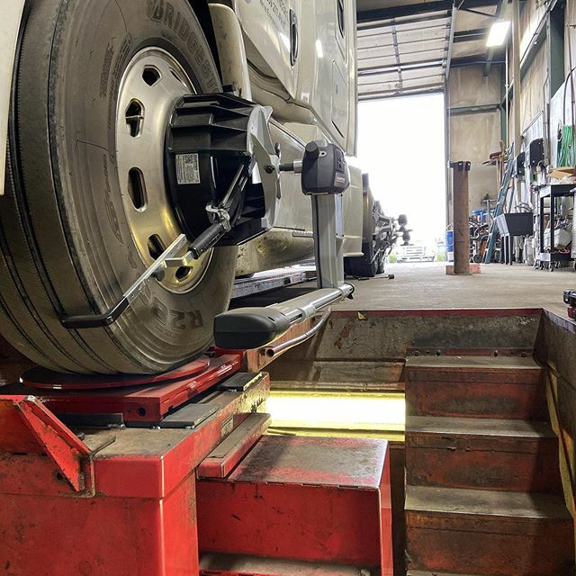 cliffstrucksvc's tweet image. 3 axle alignmen  #hunterengineering #bigtruck #freightlinercascadia ift.tt/2VwfNZY