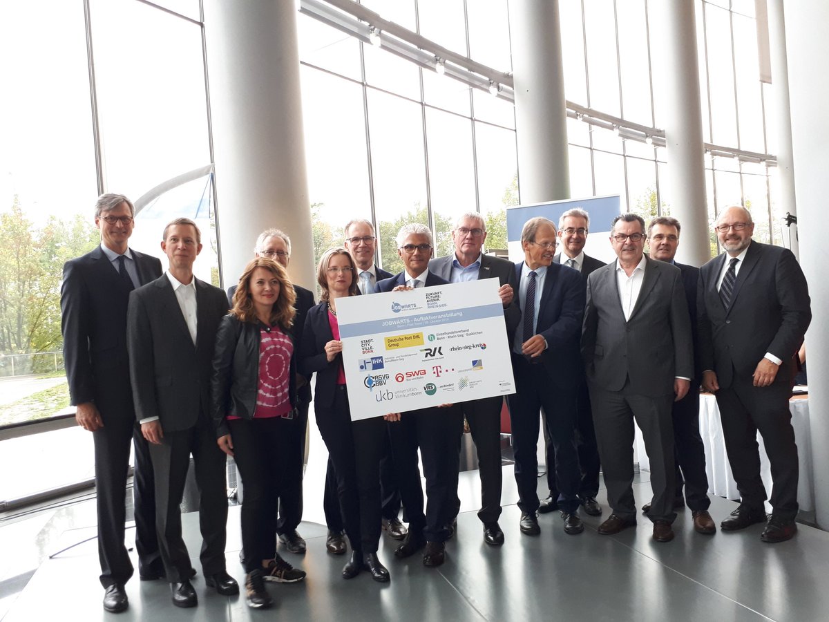 BundesstadtBonn's tweet photo. Offizieller Startschuss für #jobwaerts jetzt im Post Tower: Stadt #Bonn, @RheinSiegKreis und VRS starten im Rahmen von #LeadCity Programm für betriebliches Mobilitätsmanagement. https://t.co/y2XNiSQ6KB Vorreiter sind @DeutschePostDHL, @deutschetelekom, @UniBonn und UKB https://t.co/MVCxWPnZhP