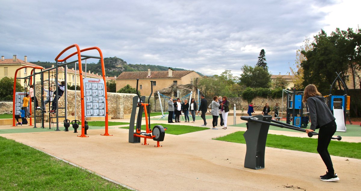 Jardins Auguste Gay
Après 4 mois de travaux, l'aire de loisirs pour tous voit le jour ! Cet espace de rencontre comprend une aire de jeux et de fitness, jeux de balles et espace de pique-nique.
Amusement garanti ! 👨‍👩‍👧‍👦😁
#fitness #piquenique #SP3C