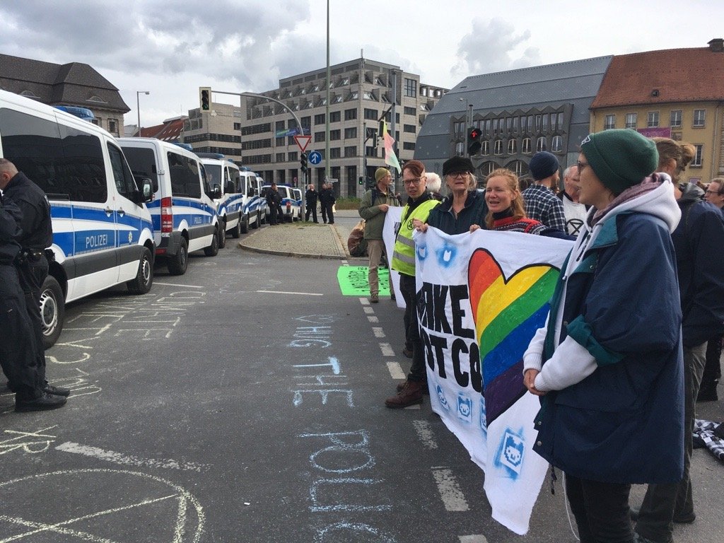 StockholmXr's tweet photo. #BerlinBlockade day 3: What a day! First we took #Marshall Bridge, then #Mülhendamm bridge, then #Jannowitz bridge with #AnimalRebellion. The 2 firsts seem to have been evacuated now, but we still hold #Jannowitz and now #oberbaum bridge!
We ARE rising like the water! 😊💚🌍💪 https://t.co/RjUWyiKDai