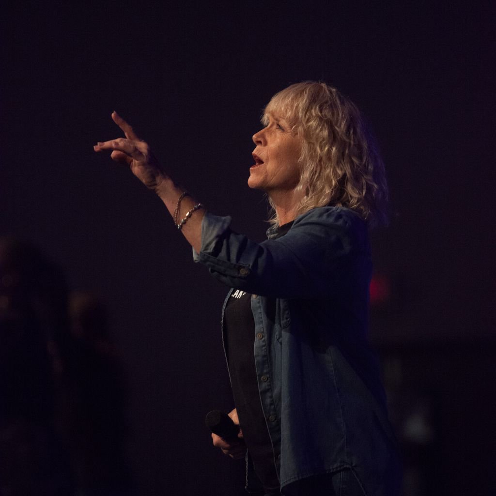 Hallelujah, praise the One who set me free
Hallelujah, death has lost its grip on me