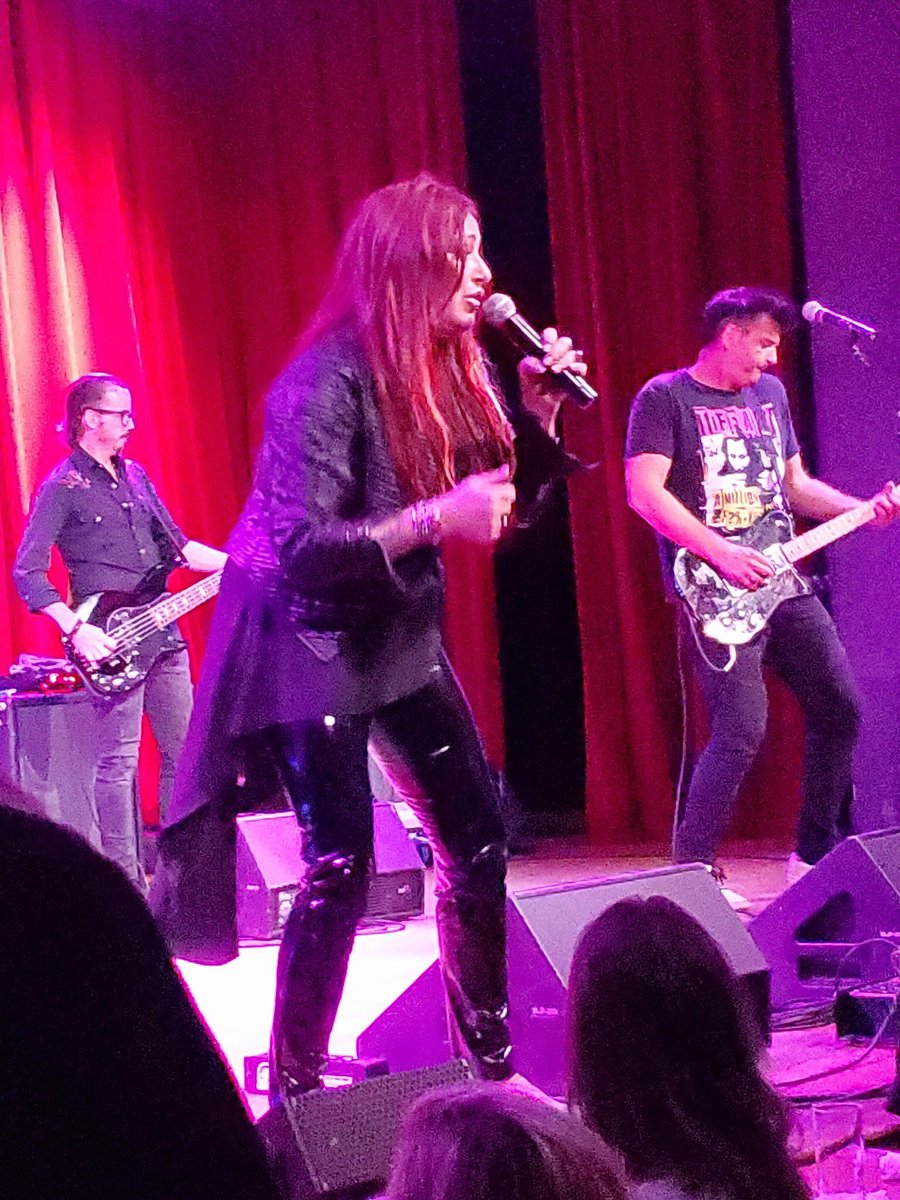 jasminecainrock's tweet photo. Thanks to @tiffanytunes for taking good care of us at the show tonight. You kicked ass. Safe travels tonight. #piecesofmetour #Tiffany #childrenbehave @CityWineryNSH https://t.co/8eHjnqG74v