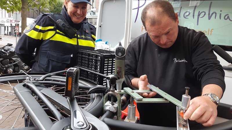Politie's tweet photo. Vandaag was de derde landelijke Helingdag. Het doel: mensen bewust maken van heling en de criminele wereld daarachter. Wie gestolen goederen van criminelen overneemt, zorgt er indirect voor dat delicten als straatroven en woninginbraken in stand blijven. https://t.co/5UYQOsnu0i https://t.co/ncsGXshATl