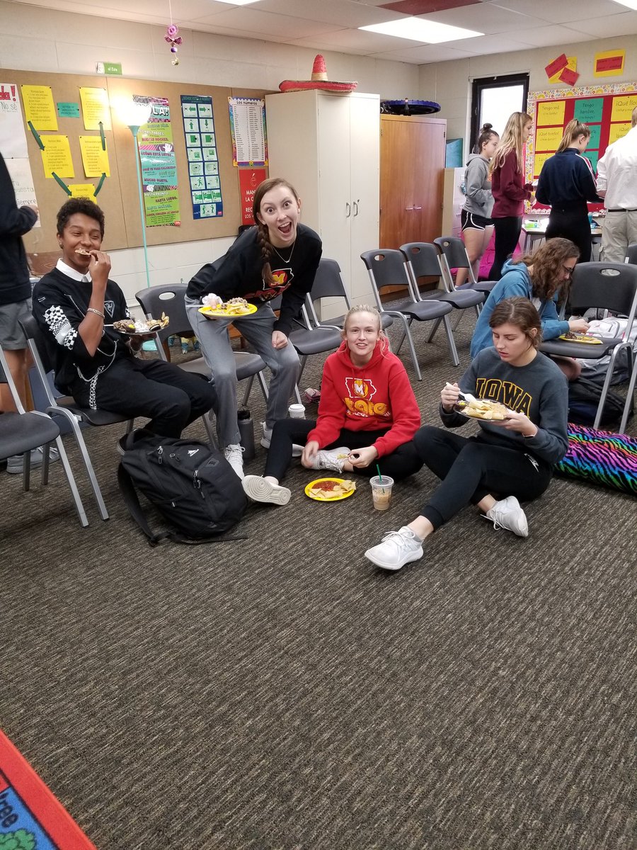 SraHenkel's tweet photo. ¡Feliz fiesta! We've got gallo pinto from Costa Rica. ¡Pura vida! It's #hoco2k19, meme day, and #músicamiércoles ¡A celebrar! #MarionSpanish #puravida https://t.co/pO21jIGIDQ