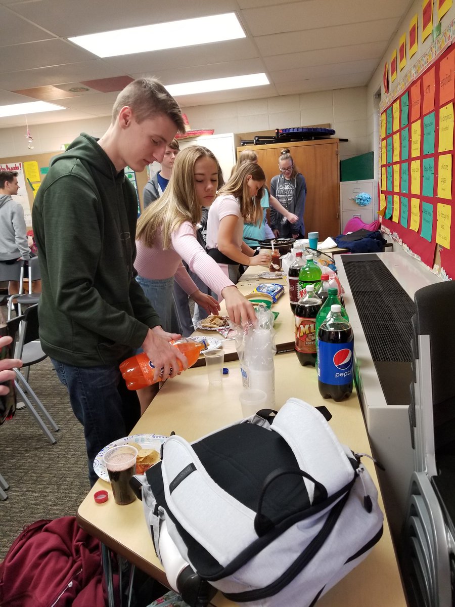 SraHenkel's tweet photo. ¡Feliz fiesta! We've got gallo pinto from Costa Rica. ¡Pura vida! It's #hoco2k19, meme day, and #músicamiércoles ¡A celebrar! #MarionSpanish #puravida https://t.co/pO21jIGIDQ