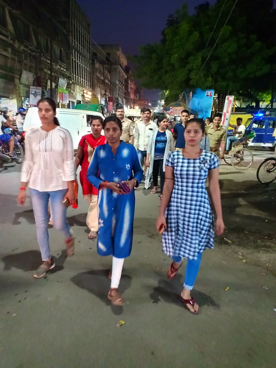 Varshapolice's tweet photo. Zonal Anti Romeo team dwara sisamau market , bda chaurahe wa Z-square Mall k pas sohdo ki nigrani krte hue zonal record me naam note kr hidayat di gai.@PremPrakashIPS @adgzonekanpur @Uppolice @igrangekanpur @kanpurnagarpol @News18UP https://t.co/94WFfYHoOn