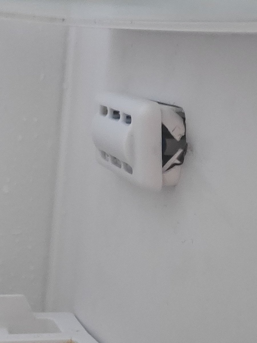 jamptrading's tweet photo. @BoschHomeEs Tras una visita del servicio oficial después de dos semanas porque la nevera hacía hielo, el resultado son 200€ menos y estas fotos del gran trabajo. NUNCA MAS https://t.co/OF5A29elrk