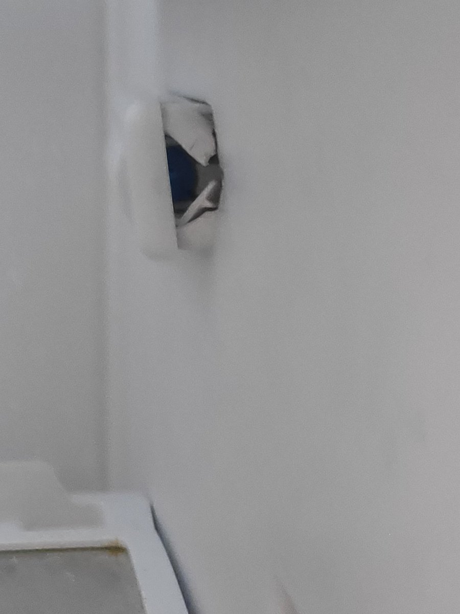 jamptrading's tweet photo. @BoschHomeEs Tras una visita del servicio oficial después de dos semanas porque la nevera hacía hielo, el resultado son 200€ menos y estas fotos del gran trabajo. NUNCA MAS https://t.co/OF5A29elrk