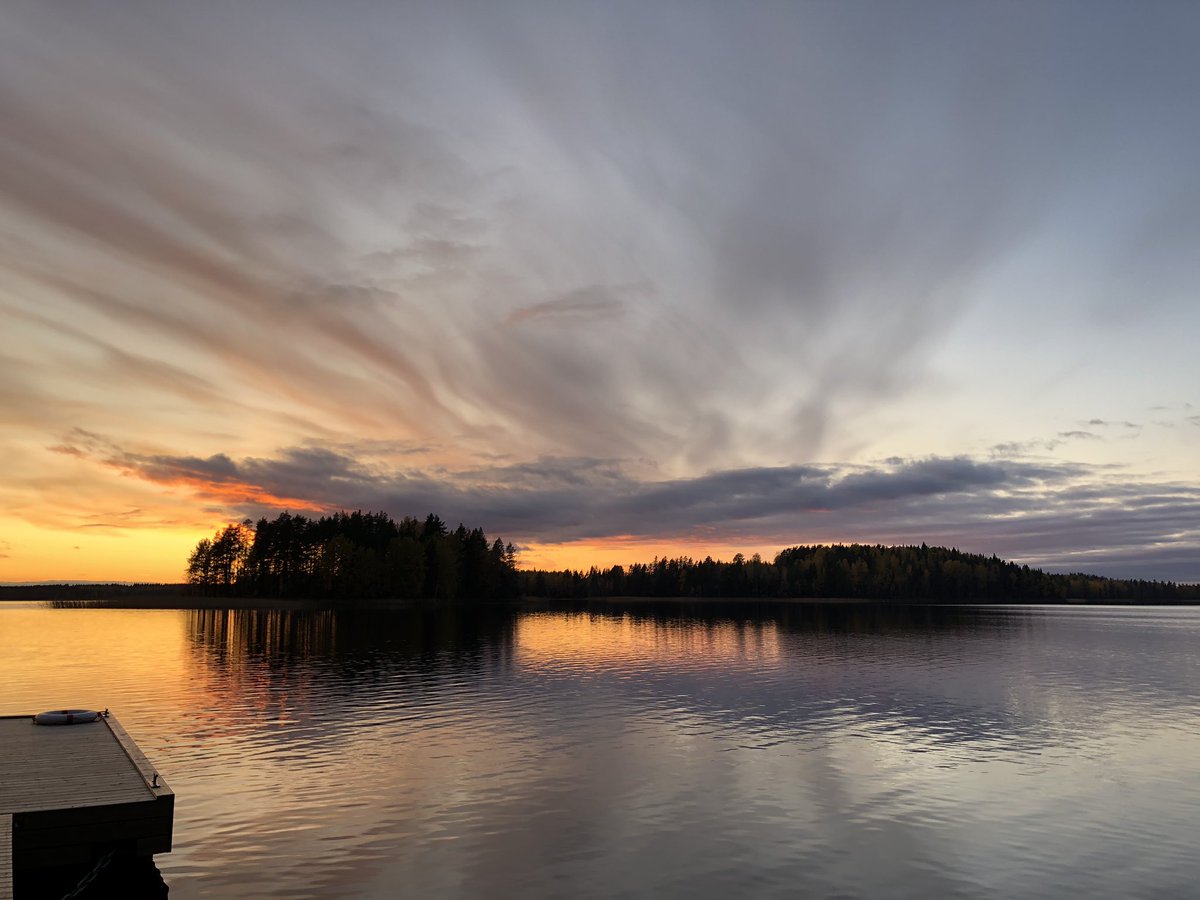 FreibadSheriff's tweet photo. Ein unvergesslicher #Sonnenuntergang in Finnland
Ich könnte mir das immer und immer wieder ansehen 😍

#NoFilter 
#Wolkenbilder https://t.co/fap0XwbZSC