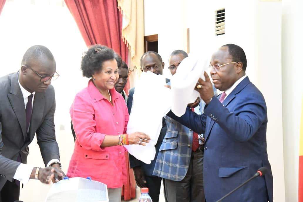 msppfifd's tweet image. Brazzaville, le 4 octobre 2019- Trois jours après avoir officiellement lancé la campagne de distribution de masse des moustiquaires imprégnées, le Premier ministre, Clément MOUAMBA, a remis les moustiquaires  aux membres du gouvernement lors du conseil de cabinet.