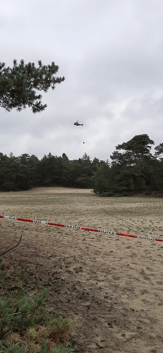 bosw8erGerben's tweet photo. Op uitnodiging van @BrandweerTwente vandaag aanwezig geweest bij oefening natuurbrandbestrijding met de helikopter van @dhcluchtmacht. Blijft mooi om te zien 💪🏻
@BrandweerTwente @VRIJsselland @VNOGregio @dhcluchtmacht #firebucketoperations #MAOT @staatsbosbeheer https://t.co/1LX2ZHndwH