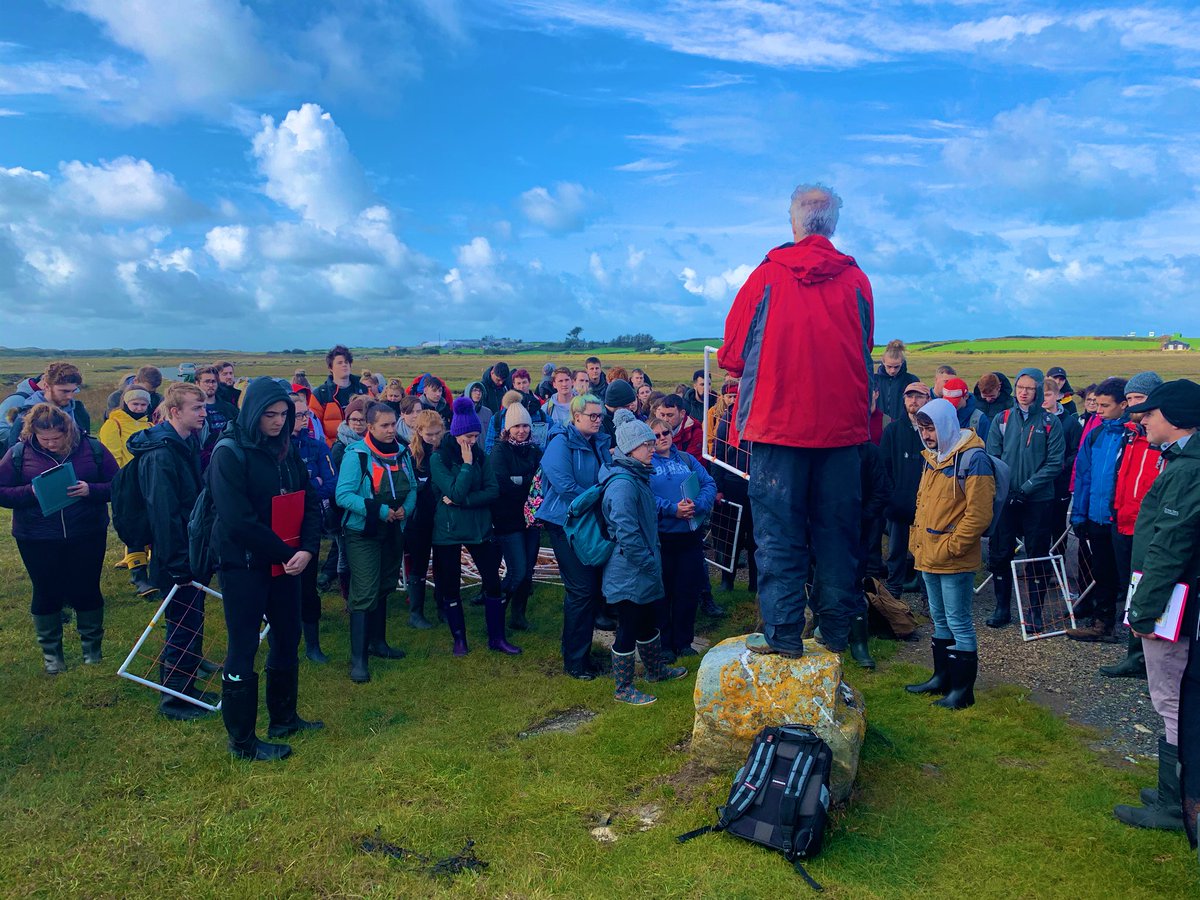 Second year @sos_bangor_uni practical on #saltmarsh #ecology 😊<a href="/BangorUni/">Bangor University</a>