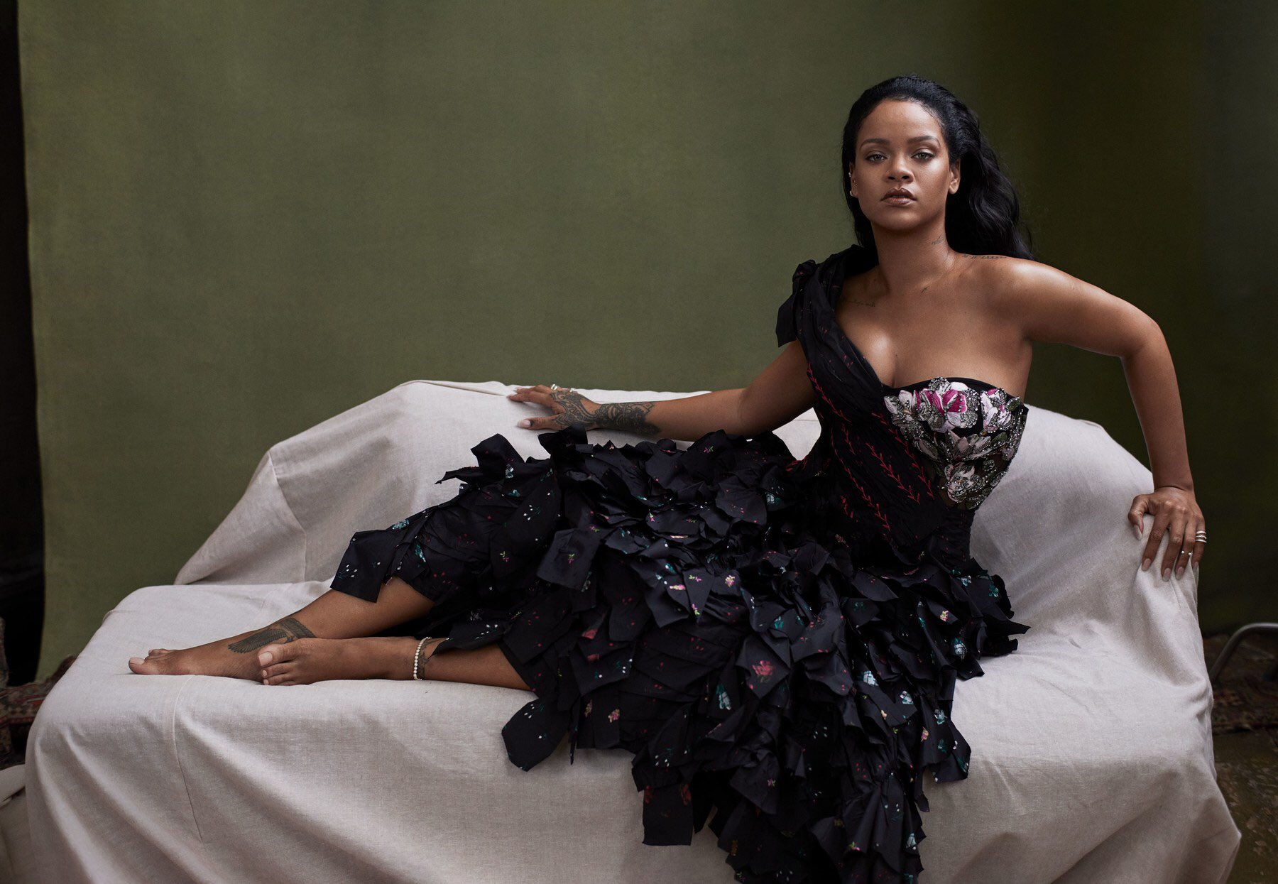 Rihanna aparece deslumbrante na capa da edição de novembro da Vogue Magazine; veja fotos
