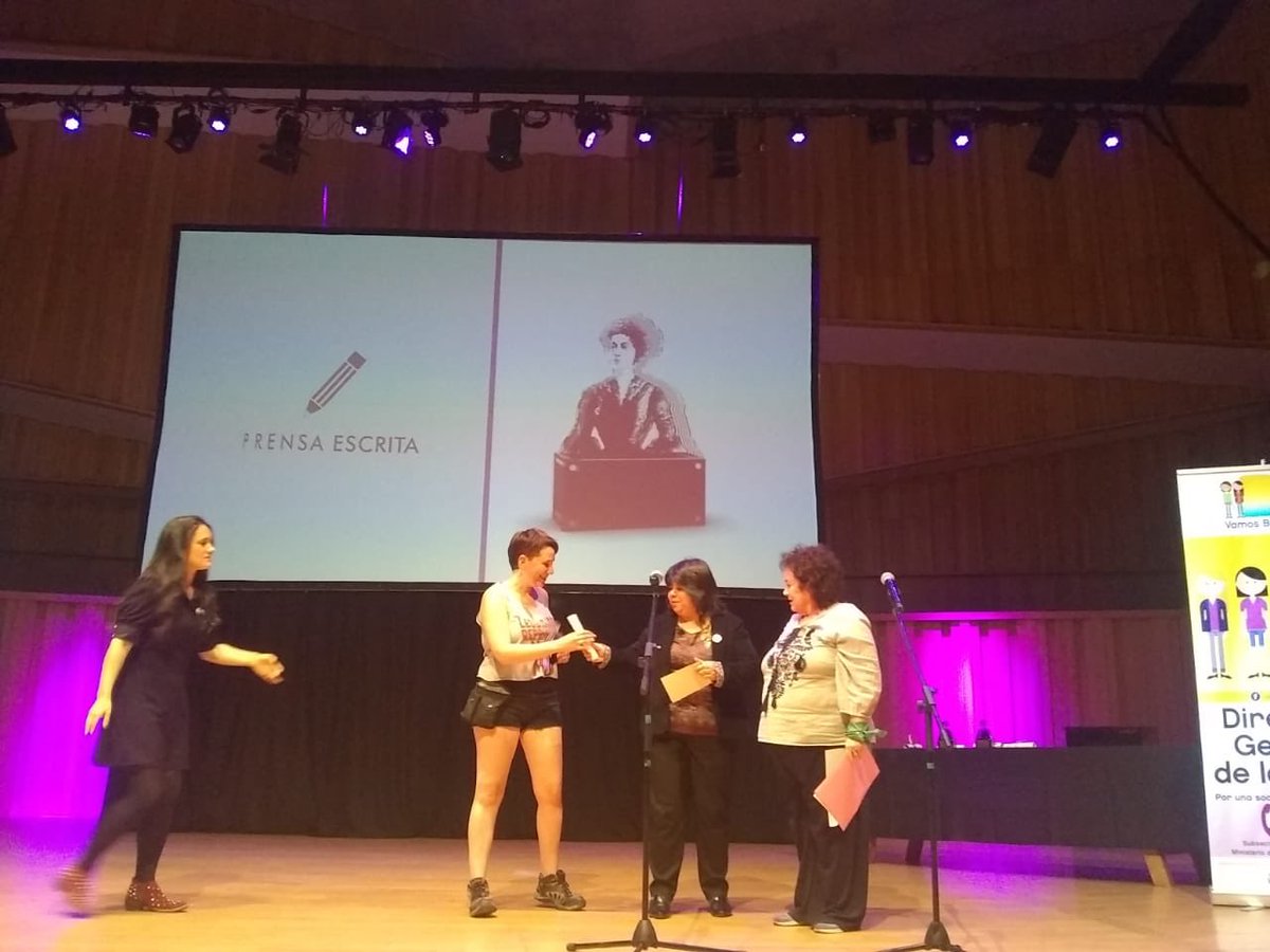 Felicitamos a nuestra socia <a href="/galaabramovich/">Gala Abramovich</a> que  ayer recibió el Premio Lola Mora en la categoría Fotoperiodismo. 💚 Por primera vez se invcluye la categoría Fotoperiodismo dentro de este premio💪🏽💚
 #PremioLolaMora #fotoperiodismo #argra #argraescuela #generos