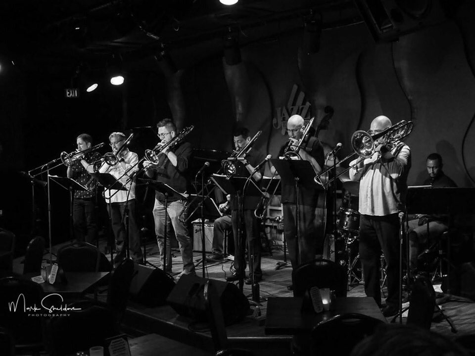 TheJazzKitchen's tweet photo. WOW! #TromboneTuesday @TheJazzKitchen 🔥
Bone Appetit!
Freddie Mendoza, John Huntoon, Rick Balek, Chris Van Hof, Ryan Fraley & @rbdole
W/Chris Rutkowski 🎹
@cassiusgoens 🥁
Sandy Williams 🎸
Jesse Wittman bass
10/8
📸 Mark Sheldon
https://t.co/j1kaeZE0w0 https://t.co/sYOGBLQwc2