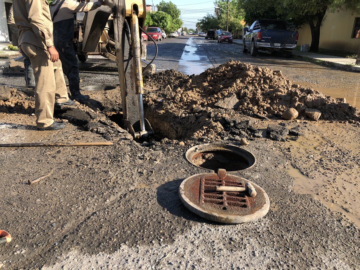 ComapaVictoria's tweet photo. La fuga reportada con el folio RG-0000044, ubicada en el 17 Baja California en #CdVictoria es atendida por COMAPA, el @Gob_Victoria y la @CEAT para controlar la situación presentada en el lugar. https://t.co/kRsxoYkgmb