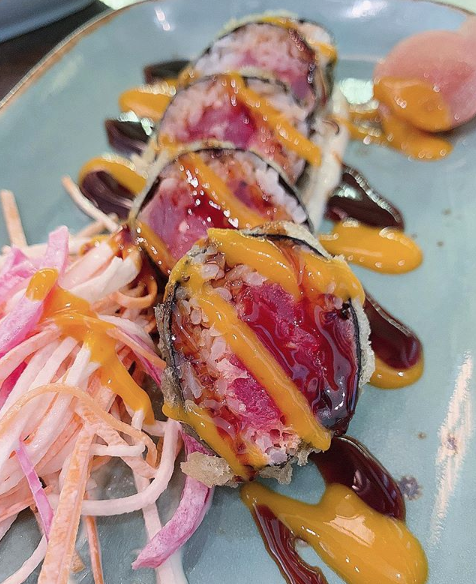 Rock and roll over to Fearing's for a tempura spicy ahí sushi roll with a daikon/cucumber slaw, crushed mango, wasabi aioli and pickled radish. #FearingsDallas