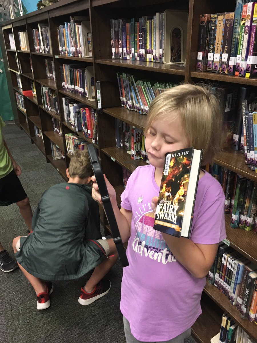 BCESLib's tweet photo. Students #learning how #DestinyDiscover can help them locate a book in the Bear Cave #teambce #gcisdreads #gcisdlibs @MissMMcCarty #bookshelfies #shelfie #selfie #elementarylibrary #learningcommons https://t.co/gXQbWhP6zN