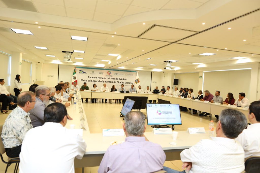 fgcabezadevaca's tweet photo. Se llevó a cabo la reunión plenaria de la Mesa de Seguridad y Justicia de #CdVictoria. Participamos, junto a representantes de la sociedad y sectores productivos, autoridades de @gobtam y @Gob_Victoria, mandos de la @SEDENAmx, @PoliciaFedMx, @FGRMexico, entre otros. @MEXICOSOS https://t.co/C9rentEc2t
