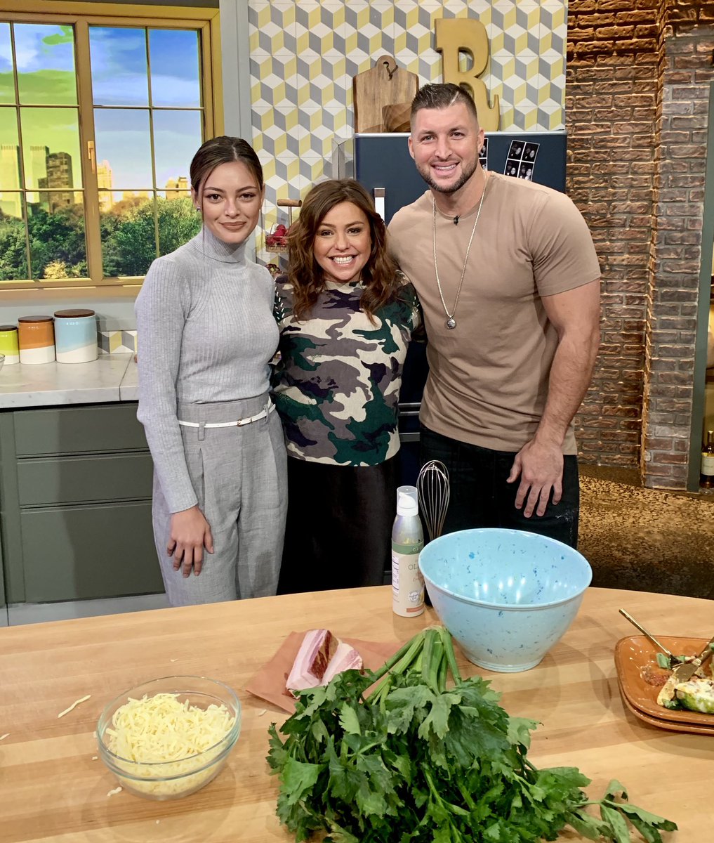 Such a blast <a href="/rachaelray/">Rachael Ray</a> and absolutely delicious food... thanks for making me something Keto and for having @DemiLeighNP and I! <a href="/KetoLogicFuel/">KetoLogic</a>