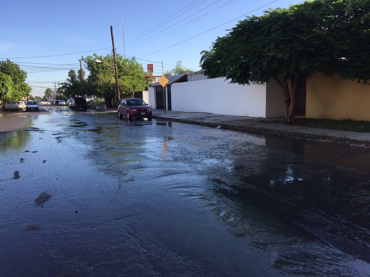 CEAT1's tweet photo. Cuadrillas de @ComapaVictoria continúan trabajando en la rehabilitación de un colector sanitario ubicado en el 17 Baja California, esto con la finalidad de bajar los niveles de flujo en la red sanitaria https://t.co/eNIOyM6bPc