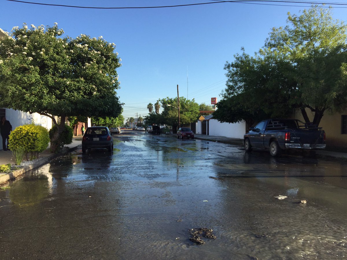 CEAT1's tweet photo. Cuadrillas de @ComapaVictoria continúan trabajando en la rehabilitación de un colector sanitario ubicado en el 17 Baja California, esto con la finalidad de bajar los niveles de flujo en la red sanitaria https://t.co/eNIOyM6bPc