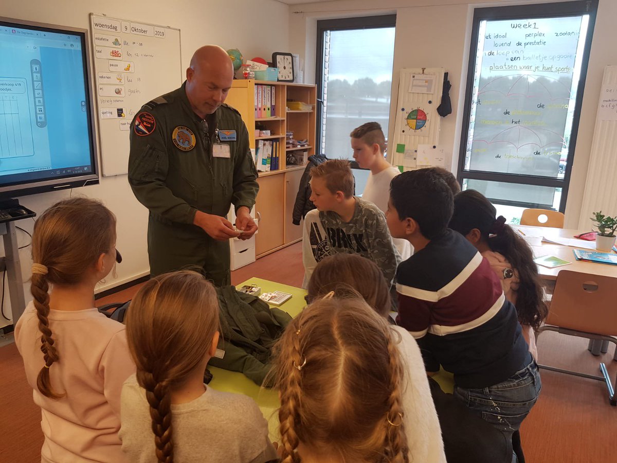 dhcluchtmacht's tweet image. De groepen 5 &amp;amp; 6 van Basisschool de Triangel in Tilburg werden vandaag verrast door het bezoek van onze #Chinook vlieger Roël die kwam vertellen over zijn werk. Deze periode heeft de school als thema #Luchthavens en als goede buur doen wij graag onze bijdrage 🚁 #LotsOfQuestions