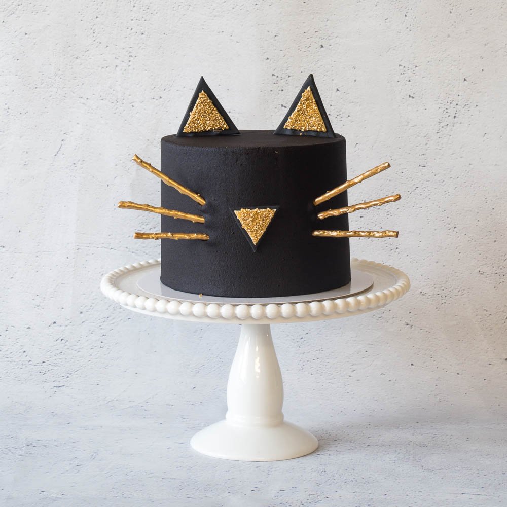 Trick or Treat?! 🍭
The Black Cat is the purrrrfect centrepiece for a #HalloweenParty!

⁠🔮
Celebrate 31st October with this buttercream treat.🐱

Order from our #ConfectionByRosalindMiller online shop now.⁠
confectionbyrosalindmiller.com/collections/th…

⁠👽☠️👻🕷️⁠⚰️