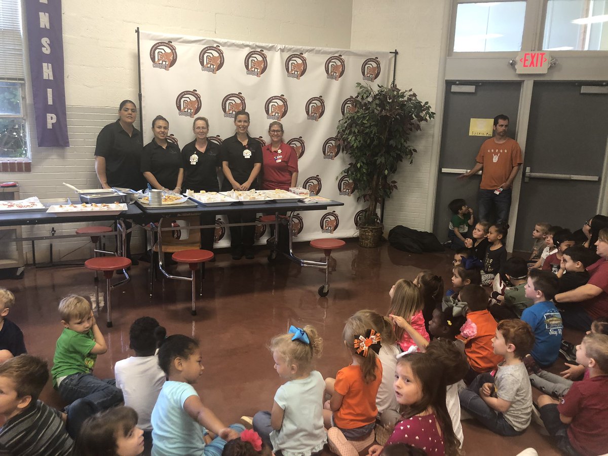 Jessica03001885's tweet photo. Community helpers with our very own Cunningham cafeteria staff! They taught them how they make Friday’s pizzas! Demonstrations, cooking, and even samples for all the PreK students! #wfcunningham #iamwfisd #wfisdearlylearn https://t.co/OXig6tVrTH