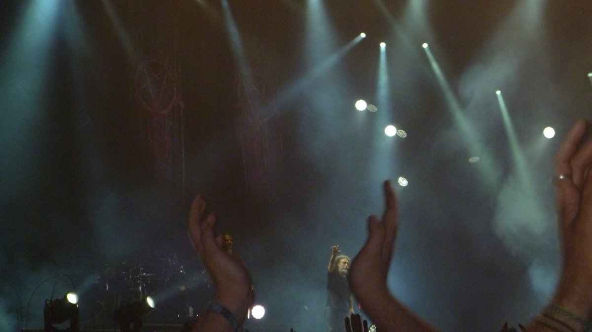 JhonesDepp's tweet photo. Depois de um show insano, Tom Araya, se despede da gente, e eu ainda sem acreditar que vi esses caras ao vivo. Obrigado Slayer!!! π€π»π€π» #HailSlayer https://t.co/unY0iVtp67