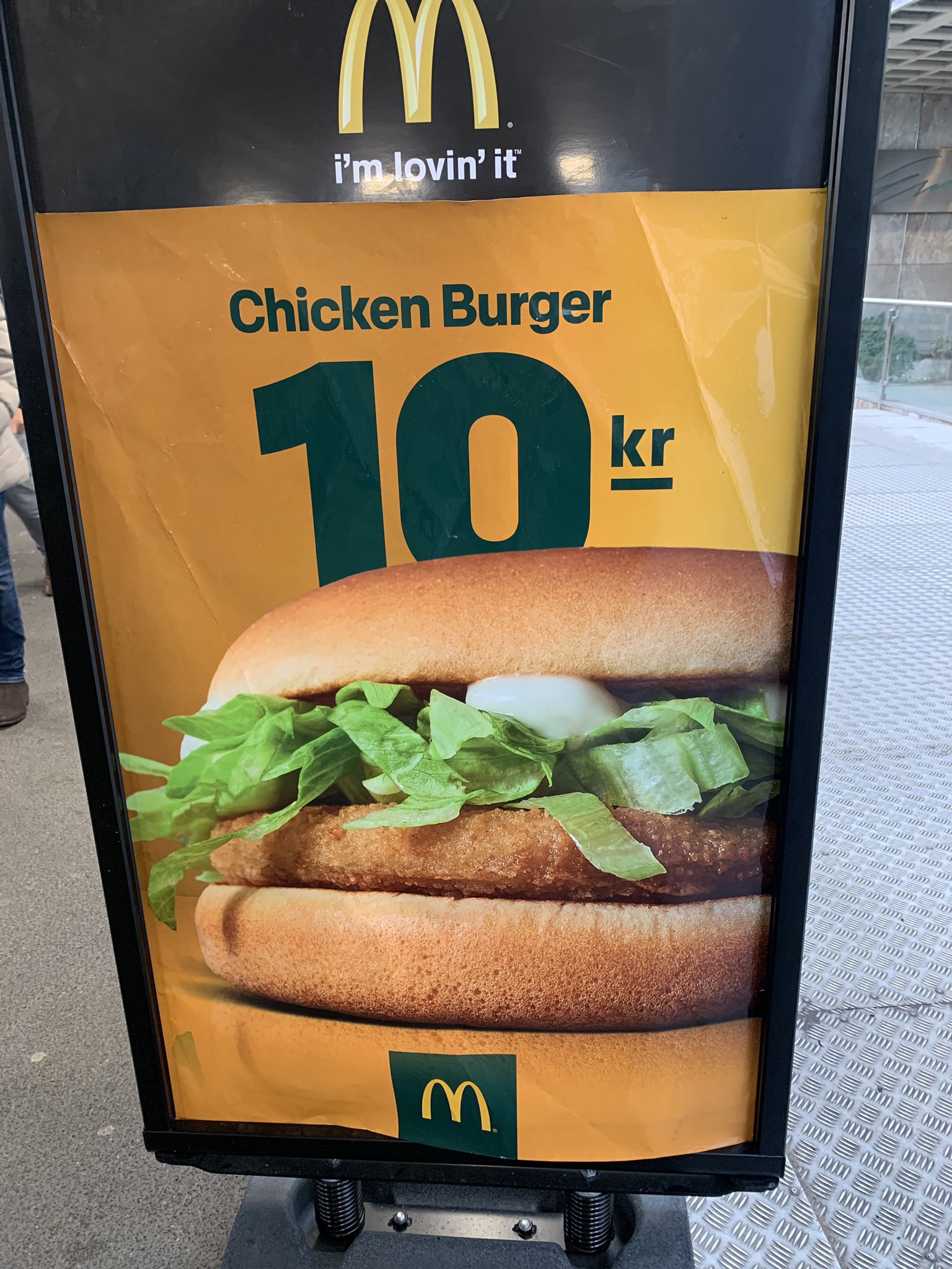ﾎﾟん よかったらお住まいの国の マクドナルドのポスターをリプライして貰えないでしょうか 単純に職業柄その国で良しとされるデザインを同じ店の広告で比べてみたいんです スウェーデン はこんな感じで 明るくもトーンを落とした色