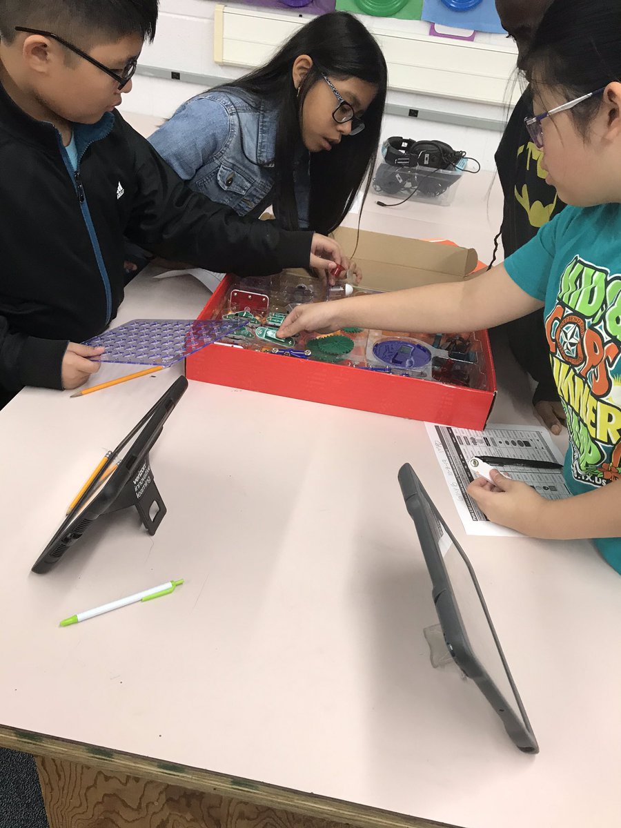OhSnap_MsB's tweet image. The kiddos are exploring their Snap Circuit Kits #Robotics #STEM #EngineersAtWork