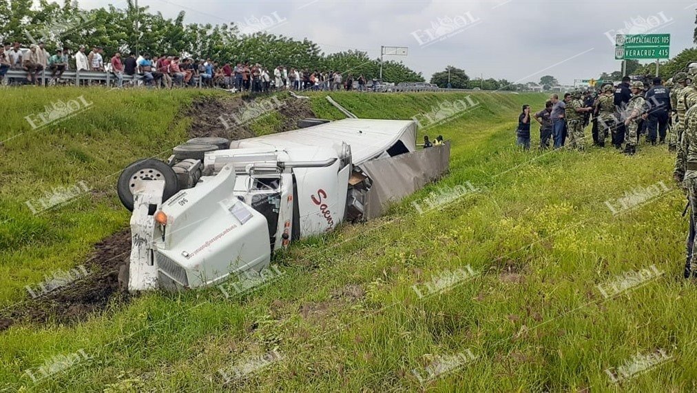 DiarioPresente's tweet photo. Vuelca  tráiler cargado de pesticida en la carretera Coatzacoalcos -Cárdenas ➡️ https://t.co/HXeJIPEBKp https://t.co/C7q0XhJ8HY