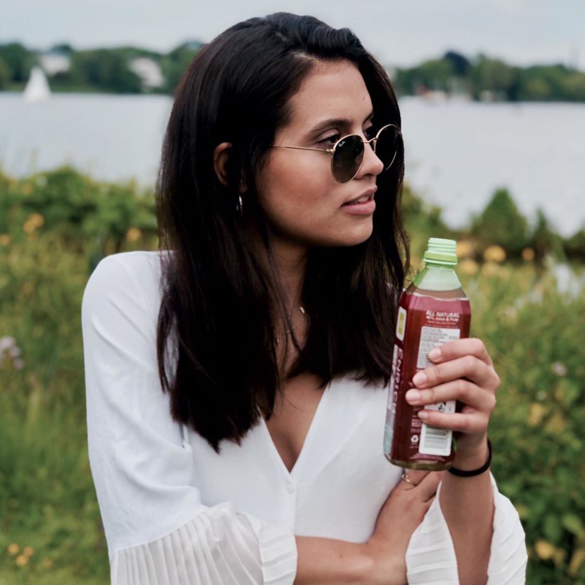 ALOdrink's tweet photo. Fall's must-have accessory? Proper hydration π Drink up, look great and #makeyourbodysing with #ALODrink https://t.co/2oaqeqmoqr