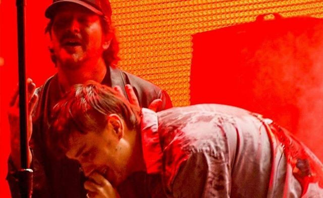 musicbetweenus1's tweet photo. The Strokes y Eddie Vedder cantaron #HardtoImagine y #Juicebox en vivo en el #OhananaFestival 2019 https://t.co/0yH1LHjBaq .
.
#thestrokes #eddievedder #pearljam #videos #collab #rock #mbu #music #musica #festivals #ohana #musicbetweenus #live #festival https://t.co/cQLNxPdm3X https://t.co/eu0A2nvgpU