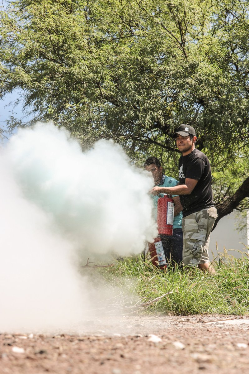 pcmqro's tweet photo. El día de hoy en nuestro Parque Temático de #Capacitación "Querépolis", impartimos #CursoIntegral de #ProtecciónCivil a personal que labora al interior de los Centros de Adicción de nuestro @qromunicipio
#ProtecciónCivilLoHacemosTodos
#JuntosHagamosLaDiferencia https://t.co/2Z7b5GNsEf