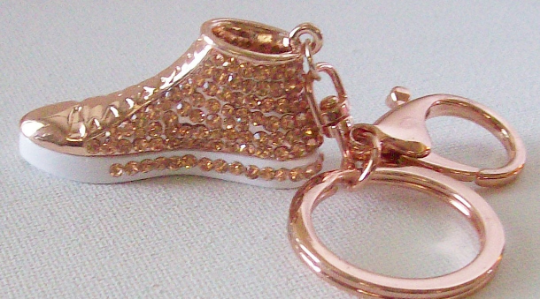 suscpay's tweet photo. Product Details:

Tennis shoe key chain copper colored 3 inches long, this key chain is very solid and encrusted with copper colored crystals Box Shipping applies

#KC29

$21.99
https://t.co/665Gs1jsBD
https://t.co/3vxkRyqbjl https://t.co/KnTv0Kqp12