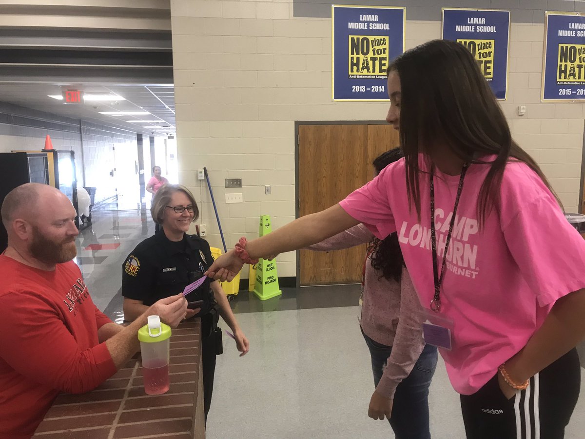 hearnh08's tweet photo. Kindness Week Day 3 - Yes You CAN Sit With US! Paying it Forward with Compliments... it starts with one and can turn into a ripple! @LamarMS #LISDBEKIND https://t.co/p1Ou8nrRkP