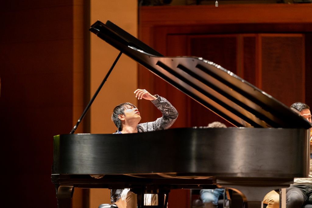 benaroyahall's tweet photo. One of the world's most inspiring pianists, @lang_lang is back tonight for a concert with Thomas Dausgaard and the @seattlesymphony! Browse our calendar to discover shows with some of the world's most exciting artists: https://t.co/begIhbFrvZ

( 📸: @myearsareopen ) https://t.co/yjRAVsDxwy