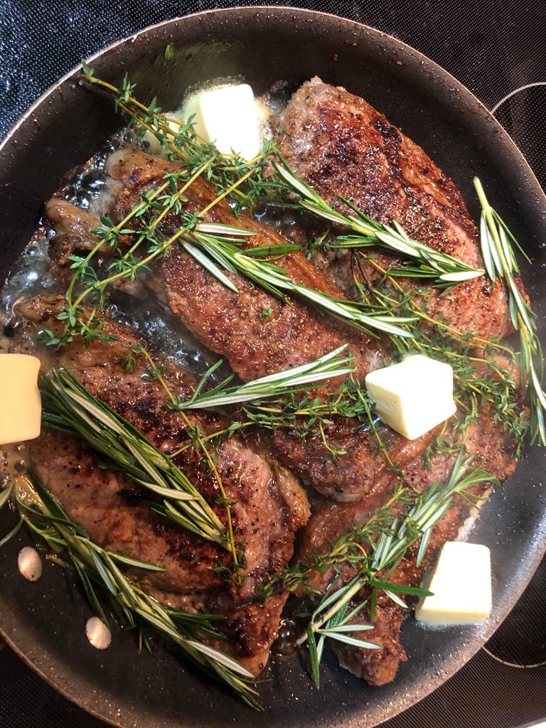 @Mohamed_Annegra  اكتر انسان متعبي فوق ماكلة و تفتليك 🤤🤤🤤 و ديما مجوعني