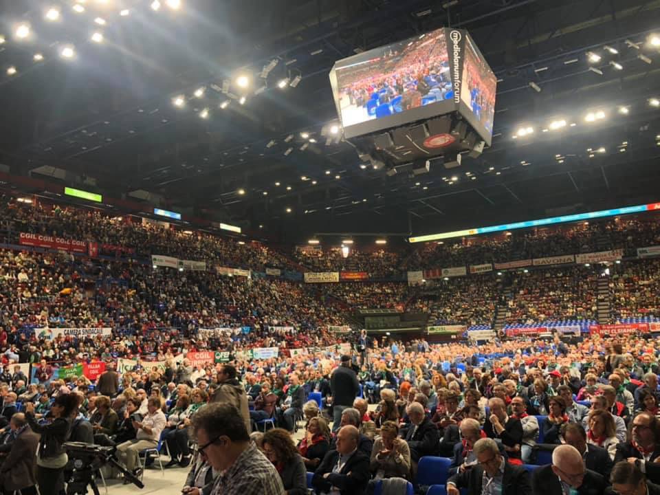 Assago 9 ottobre oltre diecimila delegati di Cgil, Cisl e Uil  presenti all’assemblea Nazionale.
Che dire grande presenza della UILTRASPORTI  tutti uniti e compatti.
Dalle Parole ai Fatti.
Avanti tutta.
