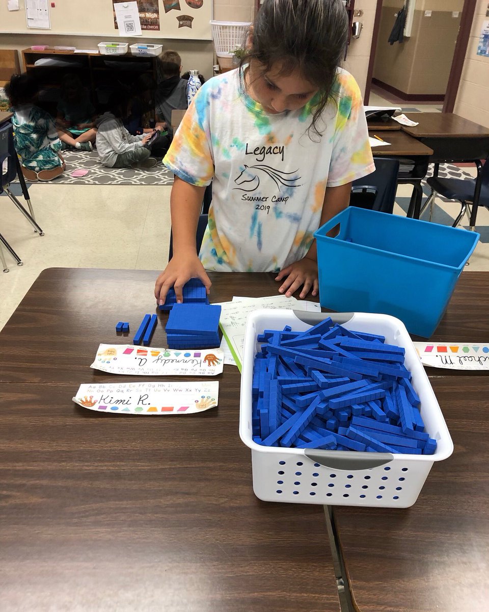 msbenanti's tweet image. Hands on learning is helping this little chica add 3 digit numbers with regrouping! #manipulatives #handsonlearning #tier1instruction @NISDLeonSprings #LSElegends