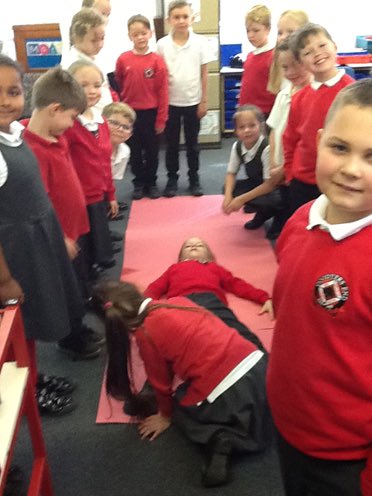 goodyers_end's tweet photo. Year 3 have worked well in teams to think about what bones we have in our body and why we have them. Here we are doing an outline ready to get labelling! Great effort everyone! #3CClassTweet #3WClassTweet https://t.co/3DXXKBwO86