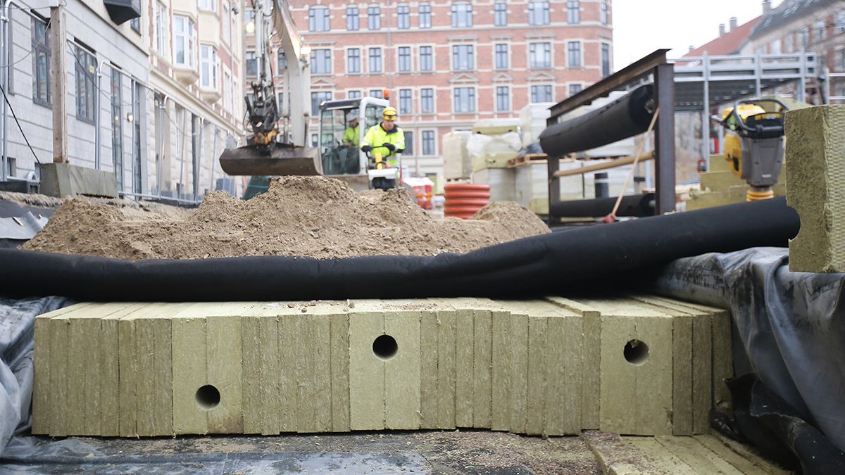 ROCKWOOLGroup's tweet photo. Hvad gør din by for at forhindre #oversvømmelser ved ekstrem regn?
Behovet for lokale klimatilpasningløsninger giver mulighed for byfornyelse - som her på Langelands Plads på Frederiksberg, hvor vi lancerer #Rockflow med #HOFOR

https://t.co/KiGOTSBoGm

#dkgreen #klimatilpasning https://t.co/Z9V2pLh0dX