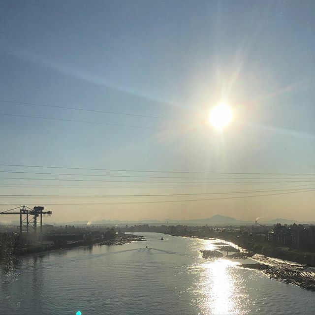 jminter's tweet image. A perfect autumn morning over the #MightFraser #River #canadaline #skytrain #vancouver #richmondbc